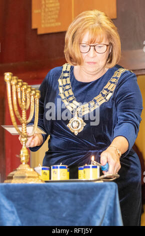 Brentwood, Essex, 26. Januar 2019 Holocaust-gedenktag Ereignis in Brentwood Essex mit Lautsprecher Leslie Klienman Auschwitz überlebender. Der Bürgermeister von Brentwood, Frau Sheila Murphy leuchtet ein candel, Kredit Ian Davidson/Alamy leben Nachrichten Stockfoto