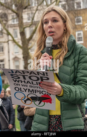 London, Großbritannien. 26. Januar 2019. Carrie Symonds, Naturschützer und ehemalige Tory Spin Doctor (und Boris Johnson's Freundin) spricht auf der Kundgebung in Cavendish Square gegen die Entscheidung der japanischen Regierung von der Internationalen Walfangkommission (IWC) zurückziehen und den kommerziellen Walfang im Juli 2019 wieder aufzunehmen. Dies könnte in vielen Arten von Walen zunehmend bedroht. Redner waren Dominic Dyer, Travers von Geburt an frei, John Flack, MDEP, Stanley Johnson und Boris's Freundin Carrie Symonds, und eine bemerkenswerte junge Mädchen Bella. Die Aktivisten dann marschierte ein Schreiben an die zu liefern Stockfoto