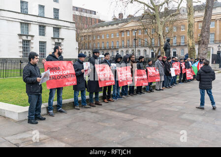 London, Großbritannien. 26. Januar 2019. Die baloch Republikanische Partei Großbritannien protestierte gegenüber Downing St die Freisetzung von vermissten Personen in Belutschistan, entführt von der Pakistanischen Armee anspruchsvoll und die Mütter und Schwestern von vermissten Personen im Hungerstreik in der quetta Press Club zu unterstützen. Sie sagen Baloch Menschen aus jeder geistigen Feld entführt werden und verstümmelten Leichen, die auf einer täglichen Basis entdeckt zu werden. Belutschistan ist der größte von vier pakistanischen Provinzen und deren Einbindung in Pakistan war in hohem Grade nach der Unabhängigkeit bestritten. Credit: Peter Marschall/Alamy leben Nachrichten Stockfoto