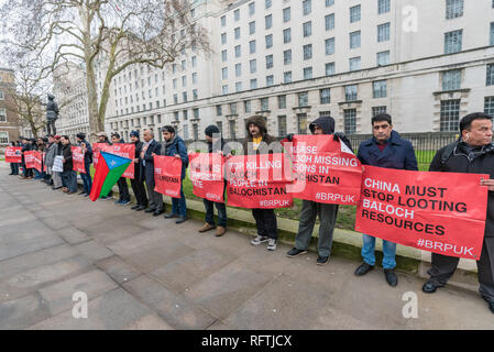 London, Großbritannien. 26. Januar 2019. Die baloch Republikanische Partei Großbritannien protestierte gegenüber Downing St die Freisetzung von vermissten Personen in Belutschistan, entführt von der Pakistanischen Armee anspruchsvoll und die Mütter und Schwestern von vermissten Personen im Hungerstreik in der quetta Press Club zu unterstützen. Sie sagen Baloch Menschen aus jeder geistigen Feld entführt werden und verstümmelten Leichen, die auf einer täglichen Basis entdeckt zu werden. Belutschistan ist der größte von vier pakistanischen Provinzen und deren Einbindung in Pakistan war in hohem Grade nach der Unabhängigkeit bestritten. Credit: Peter Marschall/Alamy leben Nachrichten Stockfoto