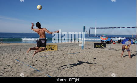 Carlsbad, Kalifornien, USA. 26. Januar, 2019. Junge Männer in den unnachgiebigen/AVP Amerika geöffnet und Junioren Volleyball Turnier konkurrieren am Januar 26, 2019 bei Tamarack Strand, in Carlsbad, CA/USA Credit: Simone Hogan/Alamy leben Nachrichten Stockfoto