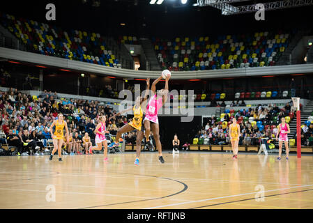 London, Großbritannien. 26. Januar 2019. London Puls fand am Wasp Netball am Copperbox, London. Nach einem knappen ersten Hälfte, Wasp Netball lief weg mit dem Gewinnen. Das endgültige Ergebnis wird 50-61 zu Wasp Netball. Stockfoto