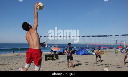 Carlsbad, Kalifornien, USA. 26. Januar, 2019. Junge Männer in den unnachgiebigen/AVP Amerika geöffnet und Junioren Volleyball Turnier konkurrieren am Januar 26, 2019 bei Tamarack Strand, in Carlsbad, CA/USA Credit: Simone Hogan/Alamy leben Nachrichten Stockfoto