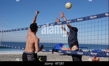 Carlsbad, Kalifornien, USA. 26. Januar, 2019. Junge Männer in den unnachgiebigen/AVP Amerika geöffnet und Junioren Volleyball Turnier konkurrieren am Januar 26, 2019 bei Tamarack Strand, in Carlsbad, CA/USA Credit: Simone Hogan/Alamy leben Nachrichten Stockfoto