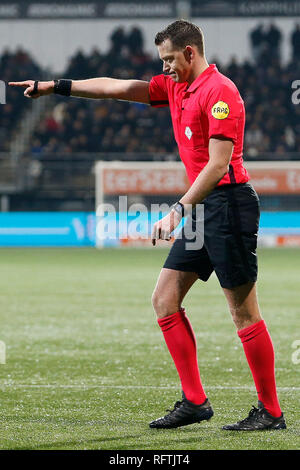 ALMELO, 26-01-2019, Polman Stadion, Saison 2018 / 2019, der niederländischen Eredivisie, Schiedsrichter Allard Lindhout während des Spiels Heracles Almelo-PEC Zwolle. Stockfoto