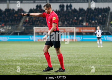 ALMELO, 26-01-2019, Polman Stadion, Saison 2018 / 2019, der niederländischen Eredivisie, Schiedsrichter Allard Lindhout während des Spiels Heracles Almelo-PEC Zwolle. Stockfoto