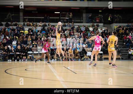 London, Großbritannien. 26. Januar 2019. London Puls fand am Wasp Netball am Copperbox, London. Nach einem knappen ersten Hälfte, Wasp Netball lief weg mit dem Gewinnen. Das endgültige Ergebnis wird 50-61 zu Wasp Netball. Stockfoto