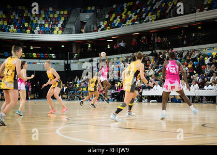 London, Großbritannien. 26. Januar 2019. London Puls fand am Wasp Netball am Copperbox, London. Nach einem knappen ersten Hälfte, Wasp Netball lief weg mit dem Gewinnen. Das endgültige Ergebnis wird 50-61 zu Wasp Netball. Stockfoto