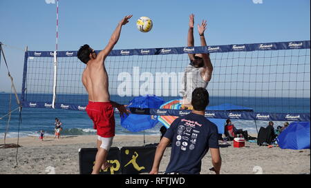 Carlsbad, Kalifornien, USA. 26. Januar, 2019. Junge Männer in den unnachgiebigen/AVP Amerika geöffnet und Junioren Volleyball Turnier konkurrieren am Januar 26, 2019 bei Tamarack Strand, in Carlsbad, CA/USA Credit: Simone Hogan/Alamy leben Nachrichten Stockfoto