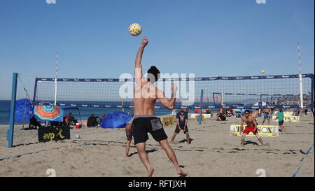 Carlsbad, Kalifornien, USA. 26. Januar, 2019. Junge Männer in den unnachgiebigen/AVP Amerika geöffnet und Junioren Volleyball Turnier konkurrieren am Januar 26, 2019 bei Tamarack Strand, in Carlsbad, CA/USA Credit: Simone Hogan/Alamy leben Nachrichten Stockfoto