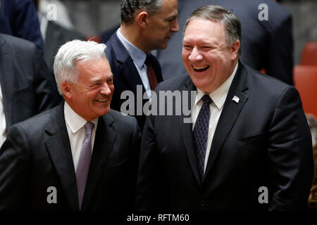 Vereinten Nationen, UN-Hauptquartier in New York. 26 Jan, 2019. Us-Staatssekretär Mike Pompeo (R, vorne) spricht mit Alan Duncan (L, vorne), britischer Staatsminister für Europa und Amerika, vor dem Sicherheitsrat der Vereinten Nationen Not über die Situation in Venezuela, auf das UN-Hauptquartier in New York, Jan. 26, 2019. Credit: Li Muzi/Xinhua/Alamy leben Nachrichten Stockfoto