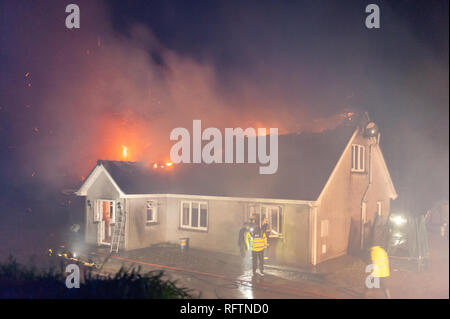 Bantry, West Cork, Irland. Januar 2019. Feuerwehrleute und Einheimische kämpfen heute morgen darum, ein Haus vor der völligen Zerstörung durch Feuer zu bewahren. Sechs Feuergeräte waren mit Dutzenden von Feuerwehrleuten und auch Gardai vor Ort im Einsatz. Bei der Flamme wurden keine Verletzungen gemeldet. Credit: AG News/Alamy Live News. Stockfoto