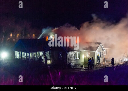 Bantry, West Cork, Irland. Januar 2019. Feuerwehrleute und Einheimische kämpfen heute morgen darum, ein Haus vor der völligen Zerstörung durch Feuer zu bewahren. Sechs Feuergeräte waren mit Dutzenden von Feuerwehrleuten und auch Gardai vor Ort im Einsatz. Bei der Flamme wurden keine Verletzungen gemeldet. Credit: AG News/Alamy Live News. Stockfoto