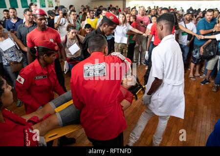 Brumadinho, Brasilien, 26. Januar, 2019. Das medizinische Personal helfen, eine schwache Frau, die in einem Zentrum in der Nähe von Brumadinho helfen, dem Staat Minas Gerais, Brasilien, am 31.01.26., 2019. Mindestens 34 Menschen wurden getötet, nachdem eine überkehr Dam im Besitz von bergbaugiganten Vale Freitag Nachmittag im Südosten Brasiliens Bundesstaat Minas Gerais zusammengebrochen. (Xinhua / Li Ming) Quelle: Xinhua/Alamy leben Nachrichten Stockfoto