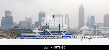 Cleveland, Ohio, USA. 26 Jan, 2019. Die Skyline der Innenstadt von Cleveland und Stadtbild mitten in einem Schneesturm, Schnee und extrem niedrigen Temperaturen in den Bereich gebracht hat ist eine typische Szene für diesen Januar Nordostohio Stadt. Credit: Mark Kanning. Credit: Mark Kanning/Alamy leben Nachrichten Stockfoto