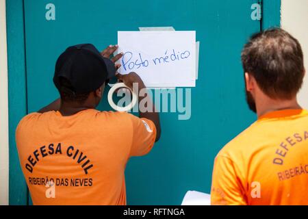 Brumadinho, Brasilien, 26. Januar, 2019. Ein Mann fügt ein medizinischer Anmelden eine helfende Center in der Nähe von Brumadinho, dem Staat Minas Gerais, Brasilien, am 31.01.26., 2019. Mindestens 34 Menschen wurden getötet, nachdem eine überkehr Dam im Besitz von bergbaugiganten Vale Freitag Nachmittag im Südosten Brasiliens Bundesstaat Minas Gerais zusammengebrochen. (Xinhua / Li Ming) Quelle: Xinhua/Alamy leben Nachrichten Stockfoto