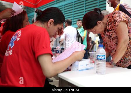 Brumadinho, Brasilien, 26. Januar, 2019. Eine Frau, die sich in ein Zentrum in der Nähe von Brumadinho, dem Staat Minas Gerais, Brasilien, am 31.01.26., 2019. Mindestens 34 Menschen wurden getötet, nachdem eine überkehr Dam im Besitz von bergbaugiganten Vale Freitag Nachmittag im Südosten Brasiliens Bundesstaat Minas Gerais zusammengebrochen. (Xinhua / Li Ming) Quelle: Xinhua/Alamy leben Nachrichten Stockfoto