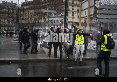 Paris, Ile de France, Frankreich. 26 Jan, 2019. Eine Bereitschaftspolizei legte sich verletzt, während eine gelbe Weste demonstrant von einem Polizeibeamten bei einer Demonstration gegen Längestrich Politik angegriffen wird. Gelbe weste Demonstranten versammelt und auf den Straßen von Paris ein weiteres Samstag auf, was Sie die Akte XI gegen den französischen Präsidenten Emmanuel Längestrich Politik Anruf März. Credit: Bruno Thevenin/SOPA Images/ZUMA Draht/Alamy leben Nachrichten Stockfoto