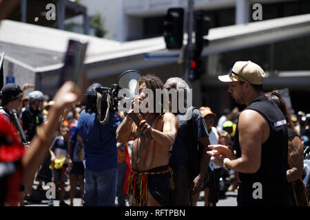 Brisbane, Queensland, Australien. 26 Jan, 2019. Die demonstranten Gesang während der Marsch durch Brisbane City. Am 26. Januar, viele Australier feiern Australien Tag, aber vielen indigenen australischen Volk, es ist ein Tag gleichbedeutend mit der jahrzehntelangen systematischen Missbrauch und Völkermord. Mehrere tausend Demonstranten haben die Straßen in Brisbane (als Meanjin durch lokale indigene Völker bekannt) für Souveränitätsrechte und Datum Änderungen zu sammeln. Credit: Joshua Prieto/SOPA Images/ZUMA Draht/Alamy leben Nachrichten Stockfoto