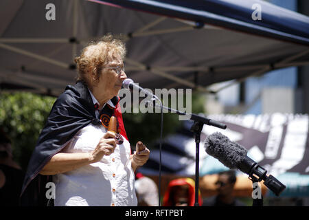 Brisbane, Queensland, Australien. 26 Jan, 2019. Indigene Aktivistin Glenys Croft war an der Keppell Inseln an der Küste von Queensland geboren, und Staaten, die Sie zu jedem Rallye gewesen ist, seit sie in dem Staat, in den 1970er Jahren begann. Am 26. Januar, viele Australier Australien Tag feiern, aber zu vielen indigenen australischen Volk, es ist ein Tag gleichbedeutend mit der jahrzehntelangen systematischen Missbrauch und Völkermord. Mehrere tausend Demonstranten haben die Straßen in Brisbane (als Meanjin durch lokale indigene Völker bekannt) für Souveränitätsrechte und Datum Änderungen zu sammeln. (Bild: © Joshua Prie Stockfoto