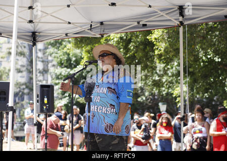 Brisbane, Queensland, Australien. 26 Jan, 2019. Sam Watson Adressen die Masse an der Rallye an der Roma Street. Am 26. Januar, viele Australier feiern Australien Tag, aber vielen indigenen australischen Volk, es ist ein Tag gleichbedeutend mit der jahrzehntelangen systematischen Missbrauch und Völkermord. Mehrere tausend Demonstranten haben die Straßen in Brisbane (als Meanjin durch lokale indigene Völker bekannt) für Souveränitätsrechte und Datum Änderungen zu sammeln. Credit: Joshua Prieto/SOPA Images/ZUMA Draht/Alamy leben Nachrichten Stockfoto