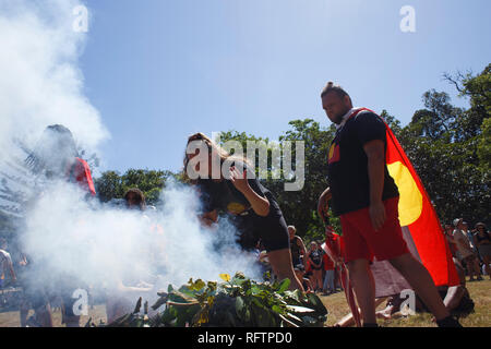 Eine Demonstrantin nimmt Sie biegen Sie an der privaten Zeremonie während des Protestes. Am 26. Januar, viele Australier feiern Australien Tag, aber vielen indigenen australischen Volk, es ist ein Tag gleichbedeutend mit der jahrzehntelangen systematischen Missbrauch und Völkermord. Mehrere tausend Demonstranten haben die Straßen in Brisbane (als Meanjin durch lokale indigene Völker bekannt) für Souveränitätsrechte und Datum Änderungen zu sammeln. Stockfoto