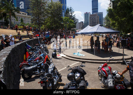 Die Motorräder, die der einheimischen Reiter Club der South East Queensland auf die Invasion Tag protestieren. Am 26. Januar, viele Australier feiern Australien Tag, aber vielen indigenen australischen Volk, es ist ein Tag gleichbedeutend mit der jahrzehntelangen systematischen Missbrauch und Völkermord. Mehrere tausend Demonstranten haben die Straßen in Brisbane (als Meanjin durch lokale indigene Völker bekannt) für Souveränitätsrechte und Datum Änderungen zu sammeln. Stockfoto