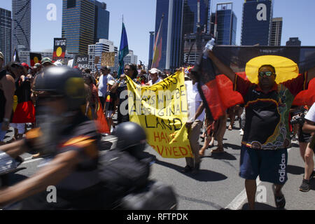 Brisbane, Queensland, Australien. 26 Jan, 2019. Die Demonstranten weiter im März über die Victoria Bridge in Richtung South Bank. Am 26. Januar, viele Australier feiern Australien Tag, aber vielen indigenen australischen Volk, es ist ein Tag gleichbedeutend mit der jahrzehntelangen systematischen Missbrauch und Völkermord. Mehrere tausend Demonstranten haben die Straßen in Brisbane (als Meanjin durch lokale indigene Völker bekannt) für Souveränitätsrechte und Datum Änderungen zu sammeln. Credit: Joshua Prieto/SOPA Images/ZUMA Draht/Alamy leben Nachrichten Stockfoto