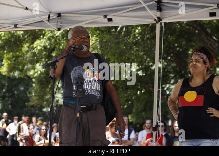 Brisbane, Queensland, Australien. 26 Jan, 2019. Einheimische dichter Lionel Fogarty Adressen der Rallye an der Roma Street. Am 26. Januar, viele Australier feiern Australien Tag, aber vielen indigenen australischen Volk, es ist ein Tag gleichbedeutend mit der jahrzehntelangen systematischen Missbrauch und Völkermord. Mehrere tausend Demonstranten haben die Straßen in Brisbane (als Meanjin durch lokale indigene Völker bekannt) für Souveränitätsrechte und Datum Änderungen zu sammeln. Credit: Joshua Prieto/SOPA Images/ZUMA Draht/Alamy leben Nachrichten Stockfoto