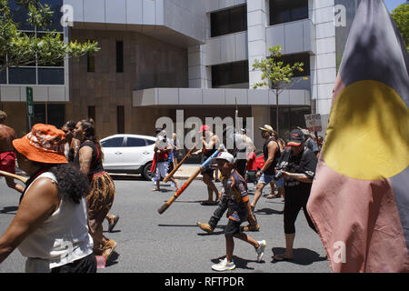 Brisbane, Queensland, Australien. 26 Jan, 2019. Die demonstranten am 26. Januar 2019 Meanjin (Brisbane) Invasion Tag Protest zu singen. Am 26. Januar, viele Australier feiern Australien Tag, aber vielen indigenen australischen Volk, es ist ein Tag gleichbedeutend mit der jahrzehntelangen systematischen Missbrauch und Völkermord. Mehrere tausend Demonstranten haben die Straßen in Brisbane (als Meanjin durch lokale indigene Völker bekannt) für Souveränitätsrechte und Datum Änderungen zu sammeln. Credit: Joshua Prieto/SOPA Images/ZUMA Draht/Alamy leben Nachrichten Stockfoto