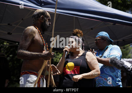 Brisbane, Queensland, Australien. 26 Jan, 2019. Bereiten Sie die Demonstranten durch die Straßen von Brisbane bis März. Am 26. Januar, viele Australier feiern Australien Tag, aber vielen indigenen australischen Volk, es ist ein Tag gleichbedeutend mit der jahrzehntelangen systematischen Missbrauch und Völkermord. Mehrere tausend Demonstranten haben die Straßen in Brisbane (als Meanjin durch lokale indigene Völker bekannt) für Souveränitätsrechte und Datum Änderungen zu sammeln. Credit: Joshua Prieto/SOPA Images/ZUMA Draht/Alamy leben Nachrichten Stockfoto