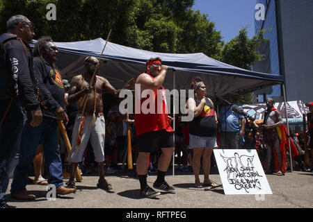 Brisbane, Queensland, Australien. 26 Jan, 2019. Die indigenen Aktivisten und Motorradfahrer zur Menge reden vor dem März während der Invasion Tag Protest zu starten. Am 26. Januar, viele Australier feiern Australien Tag, aber vielen indigenen australischen Volk, es ist ein Tag gleichbedeutend mit der jahrzehntelangen systematischen Missbrauch und Völkermord. Mehrere tausend Demonstranten haben die Straßen in Brisbane (als Meanjin durch lokale indigene Völker bekannt) für Souveränitätsrechte und Datum Änderungen zu sammeln. Credit: Joshua Prieto/SOPA Images/ZUMA Draht/Alamy leben Nachrichten Stockfoto