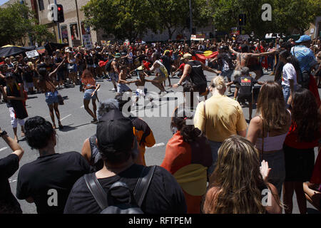 Brisbane, Queensland, Australien. 26 Jan, 2019. Aktivisten melden Sie in traditionellen indigenen Tanz während der Pause im März. Am 26. Januar, viele Australier feiern Australien Tag, aber vielen indigenen australischen Volk, es ist ein Tag gleichbedeutend mit der jahrzehntelangen systematischen Missbrauch und Völkermord. Mehrere tausend Demonstranten haben die Straßen in Brisbane (als Meanjin durch lokale indigene Völker bekannt) für Souveränitätsrechte und Datum Änderungen zu sammeln. Credit: Joshua Prieto/SOPA Images/ZUMA Draht/Alamy leben Nachrichten Stockfoto