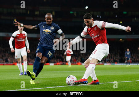 London, Großbritannien. 25 Jan, 2019. Von Manchester United Ashley Young (2. L) Mias mit Arsenal Sead Kolasinac (1. R) während der FA Cup in die vierte Runde Spiel zwischen Arsenal und Manchester United im Emirates Stadium in London, Großbritannien auf Jan. 25, 2019. Manchester United gewann 3-1. Credit: Han Yan/Xinhua/Alamy leben Nachrichten Stockfoto