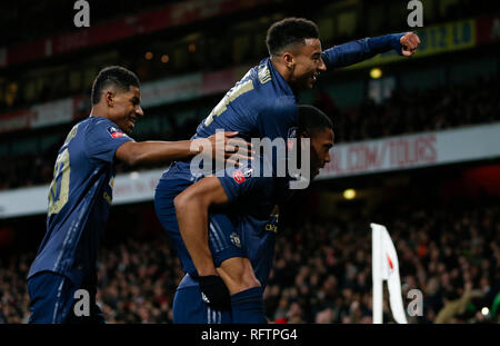 London, Großbritannien. 25 Jan, 2019. Von Manchester United Anthony Martial (R) feiert mit dem Manchester United Jesse Lingard (C) nach zählen während der FA Cup vierte runde Spiel zwischen Arsenal und Manchester United im Emirates Stadium in London, Großbritannien auf Jan. 25, 2019. Manchester United gewann 3-1. Credit: Han Yan/Xinhua/Alamy leben Nachrichten Stockfoto