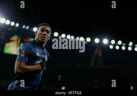 London, Großbritannien. 25 Jan, 2019. Von Manchester United Anthony Martial feiert nach zählen während der FA Cup vierte runde Spiel zwischen Arsenal und Manchester United im Emirates Stadium in London, Großbritannien auf Jan. 25, 2019. Manchester United gewann 3-1. Credit: Han Yan/Xinhua/Alamy leben Nachrichten Stockfoto