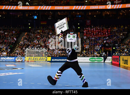 Hamburg, Deutschland. 25 Jan, 2019. Handball: WM, Frankreich - Dänemark, Endrunde, Halbfinale. Wm-Maskottchen Stan fordert die Zuschauer zu einem Wave mit einem Schild "Läßt Anfang der Mexikanischen Welle' tun. Stan stammt aus einer globalen Crowdsourcing Konkurrenz, in der die Designer Nanda Prawitama aus Indonesien gegen Konkurrenten aus über 20 Ländern gewonnen. Credit: Soeren Stache/dpa/Alamy leben Nachrichten Stockfoto