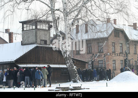 Das Haupttor des NS-Konzentrations- und Vernichtungslager von Auschwitz, die das Motto "Arbeit macht frei (Arbeit bringt Freiheit). 74. Jahrestag der Befreiung von Auschwitz und Holocaust Gedenktag. Die größte deutsche Nazi Konzentrations- und Vernichtungslager KL Auschwitz-Birkenau von der Roten Armee am 27. Januar 1945 befreit. Stockfoto