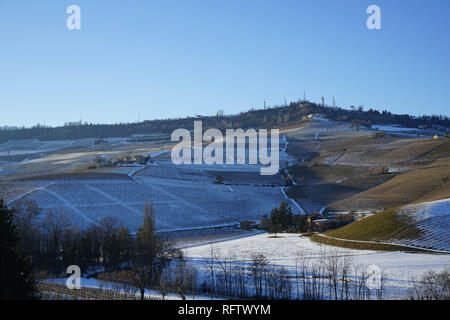 Die Hügel der Langhe mit Schnee im Winter, Piemont - Italien Stockfoto