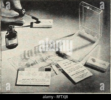 . Capitol City Samen für 1961. Baumschulen (Gartenbau) Kataloge, Leuchtmittel (Pflanzen) Kataloge Kataloge; Gemüse; Garten Werkzeuge Kataloge; Samen Kataloge. Robust - langlebig Es hat immer eine Nachfrage für eine kleine robuste Garten Pflug mit moderaten Preisen, die es ermöglichen, für die kleinen Gärtner zu erwerben. Dieser Pflug hat alle Werkzeuge oder Teile, die notwendig sind, um die einwandfreie Funktion der Garten - zum Beispiel, hat es einen Pflug für Hilling und arbeiten im Garten im zeitigen Frühjahr; es hat einen grubber und einer Hacke. Es ist in jedem Detail. Wir haben sie von den hundert zu zufriedenen Kunden verkauft. Gewicht, ca. Stockfoto