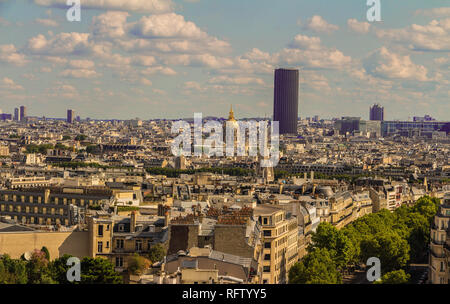 Ansicht von oben auf der schönen Wohnhäusern und Kirche in Paris. Stockfoto