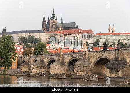 Die Charles Brücke überspannt den Fluss unter dem Auge der Prager Burg Stockfoto