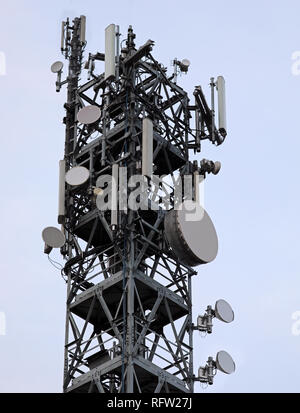 Große Repeater mit Antennen für Telekommunikation Mobiltelefone mit Radar- und Empfänger, die auf verschiedenen Frequenzen. Stockfoto