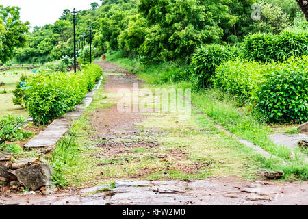 Indischen ländlichen Garten weg mit grünen Büschen suchen Super. Stockfoto