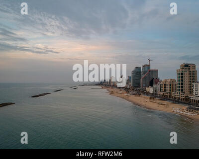 Abend in Tel Aviv von oben gesehen Stockfoto