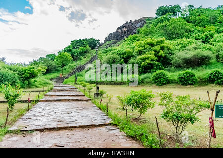 Treppen in Richtung Tempel im Garten, mit Stein suchen awesome nach Regen fiel. Stockfoto