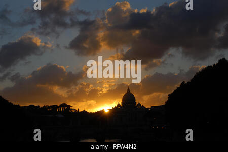 Schönen Sonnenuntergang am Ufer des Flusses Tiber in Rom Stockfoto