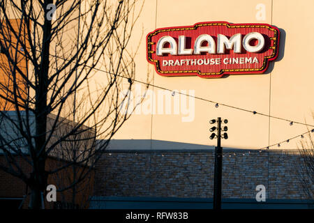 Ein logo Zeichen außerhalb eines Alamo Drafthouse Cinema Lage in Woodbridge, Virginia, am 21. Januar 2019. Stockfoto