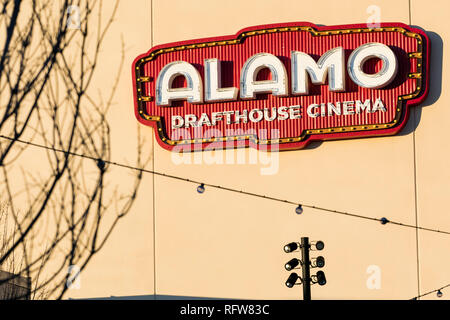 Ein logo Zeichen außerhalb eines Alamo Drafthouse Cinema Lage in Woodbridge, Virginia, am 21. Januar 2019. Stockfoto