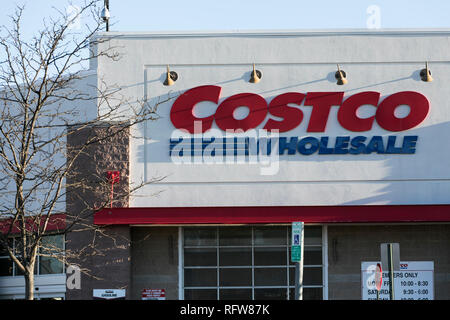 Ein logo Zeichen außerhalb eines Costco Wholesale Lagerverkauf in Woodbridge, Virginia, am 21. Januar 2019. Stockfoto